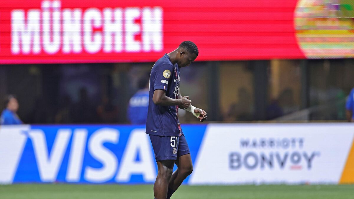 Paris Saint-Germain could face a big problem because Willian Pacho has been suspended.